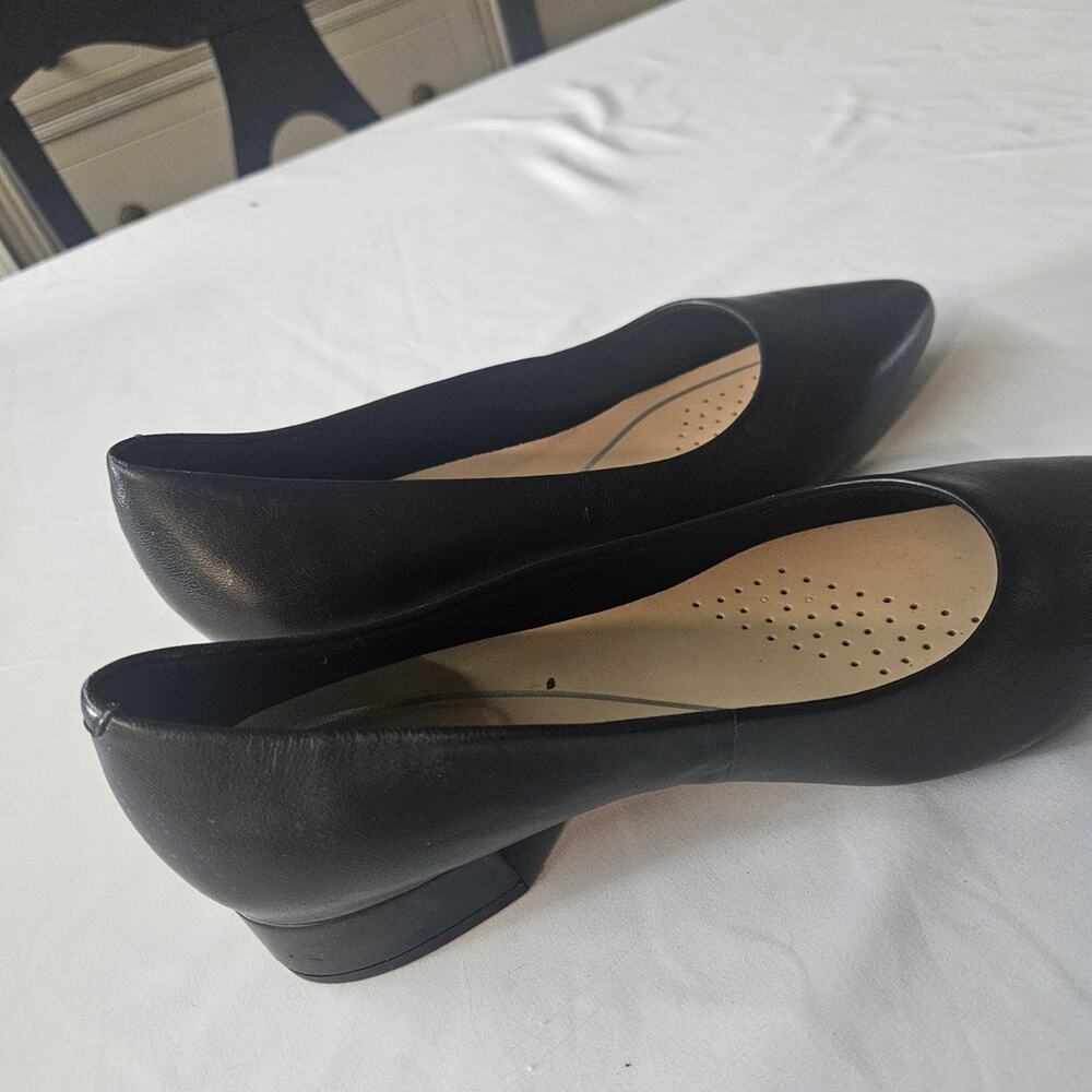 Easy Spirit Caldese leather pumps in black, 1 inch block heel, leather upper. - Picture 2 of 7